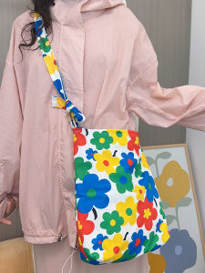 กระเป๋าสะพายข้างผ้าใบไนลอนความจุขนาดใหญ่สำหรับเด็กและเยาวชน ป้องกันน้ำ กระเป๋าใส่ของสำหรับเดินทาง ลายดอกไม้สีสันสดใส