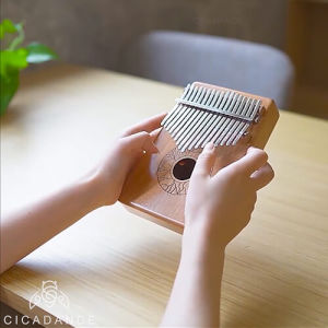 Kalimba 21 คีย์ ไม้มะฮอกกานีคัดพิเศษ ดีไซน์กล่องตามหลักอีร์โกโนมิกส์ เปียโนนิ้ว เปียโนนิ้วมือ พร้อมค้อนจูนเสียง ผ้าเช็ด และสติกเกอร์โน้ต