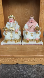 Tượng Thần Tài Thổ Địa Mãu Ngồi Ghế Bằng Đá Nhập Khẩu Cao Cấp Màu Trắng 2 Cỡ Cao 22cm Và 24cm.