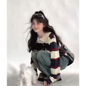Sweter lengan panjang bergaris retro populer gaya Korea untuk wanita atasan sweter rajutan rumbai pendek kerah polo kontras musim gugur