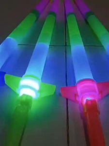 Pedang Mainan LED /LED Stick Lamp /076P LED Tongkat Lampu 4 Susun Free Baterai Sword Toys Light Saber Starwar Ukuran Panjang Bisa Menyala Mengunakan Baterai Mainan Cocok Untuk Anak Cowok Dari Bahan Murah Dan Berkualitas