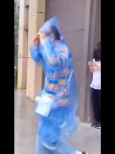 SWL Disposable Raincoat Adult Raincoat Waterproof for Men Women Adult Travel Outdoor Disposable Plastic Rainwear Emergency Baju Hujan Plastik 一次性便捷式雨衣