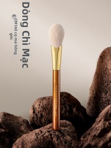 UN SHOP | Angled Tongue-shaped Blush Brush Goat Hair