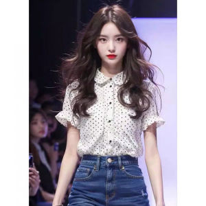 เสื้อเชิ้ตแขนสั้นลายจุดสีขาวสไตล์ฝรั่งเศส ทรงหลวม สไตล์ย้อนยุค ฤดูร้อน 2024 เสื้อคอโปโลผู้หญิง โพลีเอสเตอร์ 100%