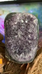 Hốc đá thạch anh tím Amethyst tự nhiên năng lượng lấp lánh tán sắc vũ trụ thiền định 541