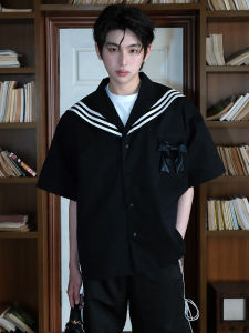 เสื้อเชิ้ตคอปกสีน้ำเงินแบบหลวมๆ สำหรับผู้ชาย สไตล์วิทยาลัย เสื้อเชิ้ตผู้ชายแบบลำลอง ฤดูร้อน 2025 แขนสั้น สีสันสดใส