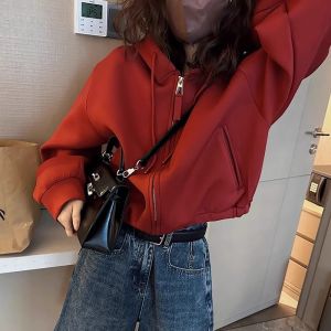 เสื้อฮู้ดสีแดงแฟชั่นสำหรับผู้หญิง ทรงหลวม แขนยาว ปกติ ฤดูใบไม้ร่วง/ฤดูหนาว เสื้อคาร์ดิแกนเปิดไหล่ สไตล์เกาหลี เสื้อคลุมกันหนาว