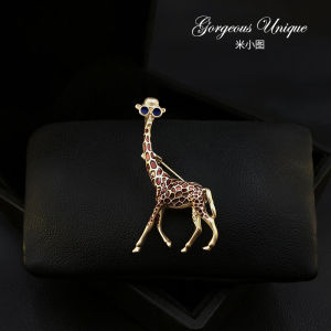 Elegant Giraffe Brooch Pin Stylish Sweater Jacket Chest Flower Accessory for Women Delicate High-End Pin Fresh Original Design