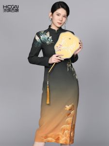 Elegant Chinese Style Long Qipao with Exquisite Embroidery Flowers Gradient Color Fashionable Comfortable for Commuting