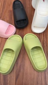 ของเล่น รองเท้าแตะแบบสวมผู้หญิง พื้นลายตาราง [รุ่นNYD3001] วัสดุยาง EVA แท้ ที่ไม่เหม็นอับ เบาสบาย สินค้าพร้อมส่งจากไทย