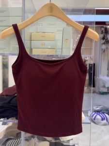 เสื้อกั๊กแขนกุดสีแดงพร้อมฮู้ดแบบมีโครงเสริมหน้าอกสำหรับผู้หญิง ชุดชั้นในแบบหนึ่งชิ้น ป้องกันการหย่อนคล้อยหน้าอก ผ้าขนแกะที่ระบายอากาศได้ดี