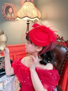 หมวกเด็ก หมวกทรงพู่ ผ้าโปร่งสีแดง สำหรับการแสดงในงานวันปีใหม่ ทรงเรโทร สำหรับเด็กและคุณพ่อแม่ที่เกี่ยวข้อง