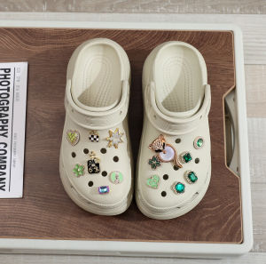 อุปกรณ์ตกแต่งรองเท้า Crocs ลายการ์ตูนสามมิติ DIY ที่เป็นมิตรกับเด็ก รองเท้าสวมแบบสวมหัว พื้นยาง