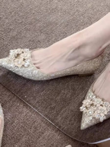 รองเท้าแต่งงานสีแชมเปญ รองเท้าแตะส้นแบนแบบสวมสบายสำหรับผู้หญิง ดีไซน์เก๋ไก๋และสง่างาม วัสดุ PU สำหรับสวมใส่ในชีวิตประจำวัน