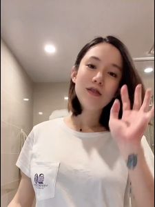 Sour and sweet is me! Oil Control Fluffy Russian Swarovski Strawberry Shampoo 400ml