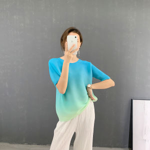 [คุณภาพ NOVA] Miyake เสื้ออัดพลีทไล่ระดับสีสวย เสื้อเชิ้ตธรรมดาลดอายุแฟชั่นฤดูร้อนเสื้อยืดใส่ได้กับทุกชุดทรงหลวมขนาดเล็กใหม่ปี2022