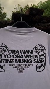 Kaos SALAM RONG KEPELAN (Pertaruhan) by MarkasKaos.id / Kaos Kata Kata / Kaos Keren / Kaos Distro Premium / Kaos Pekerja Keras / Kaos Profesi Keren / Kaos Pria Wanita / Kaos Cotton Combed 24s