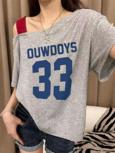 เสื้อยืดแขนสั้นไหล่ข้างเดียวสไตล์อเมริกันย้อนยุคสำหรับผู้หญิงในช่วงฤดูร้อนปี 2025 ดีไซน์ใหม่ เสื้อคลุมหลวมๆ แบบปลอมสองชิ้น เสื้อคลุมแขนสั้น INS