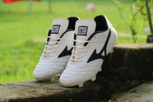 sepatu bola mizuno white black outsol sudah di jahit keliling
