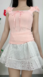 ชุดเซ็ตดีไซน์เก๋ เสื้อแขนสั้นลูกไม้+กระโปรงผ่าลายโปร่ง