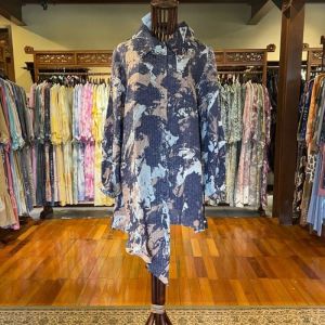 Haidi Tunik Viscos by Dian Pelangi LIMITED EDITION Blouse Baju Atasan Kemeja Blus Kerja Kantor Pesta Pernikahan Kondangan Wanita Cantik Anggun Modis Modern Simple Elegan Mewah Model Korea Terbaru Motif Batik Abstrak Hand Made Kekinian