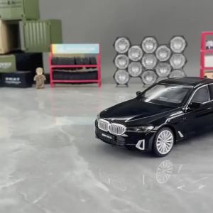 1:24 Range Rover 5 Series 530Li Cars Diecast Models Toys Alloy Doors Opened Light Music Miniature Vehices Children Perfect Gifts