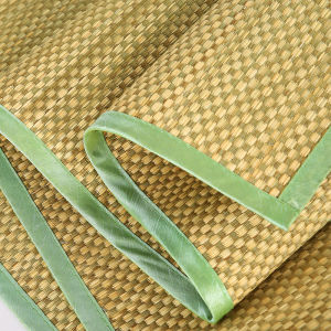 เสื่อหญ้าทอธรรมชาติคุณภาพที่เหนือกว่า 1.2 ม. ถึง 1.8 ม. พับได้คู่สําหรับเตียงหอพักนักเรียน