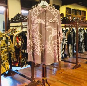 Silsim Tunik by Dian Pelangi LIMITED EDITION Baju Blouse Atasan Kemeja Blus Outfit Casual Formal Kerja Kantor Pesta Pernikahan Kondangan Wanita Hijaber Cantik Anggun Modis Modern Elegan Mewah Model Korea Terbaru Motif Batik Hand Made Kekinian
