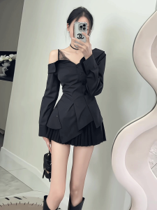 Black V-neck Spicy Girl Shirt Womens Fashion Asymmetric Shoulder Bared Top Pure Color French Style Slim Fit Long Sleeve