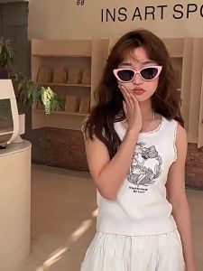 0บาท 💥💥💥ขายแฟลช✨ สไตล์ใหม่สามเหลี่ยมแว่นกันแดดผู้หญิง แฟชั่น รูปร่างตาแมว แว่นกันแดดคู่ ไอเทมร้อน INS