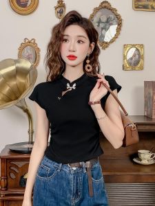 เสื้อยืดแขนสั้นทรงสลิมฟิตสไตล์จีนใหม่สำหรับผู้หญิงในช่วงฤดูร้อน เสื้อตัวบนทรงไหล่ตรง สีดำ ปิดด้วยกระดุม ความยาวปกติ