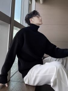 เสื้อสเวตเตอร์คอสูงแบบหลวมๆ สไตล์เกาหลีสำหรับผู้ชาย ฤดูใบไม้ร่วง/ฤดูหนาว เสื้อชั้นในถักแบบหนา ทรงหลวมๆ สไตล์ลำลอง