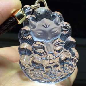 จี้จิ้งจอกเก้าหางคริสตัลสีขาวธรรมชาติดูสดใสและเหมือนจริงด้วยการออกแบบที่สวยงามเป็นอย่างยิ่ง