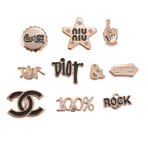 10ชิ้น Crocs แบบมีรูพรุนที่มีรูพรุนที่มีเสน่ห์รองเท้าลายสลักเพชรที่ถอดออกได้แต่งด้วยหัวเข็มขัด3D สำหรับ Crocs