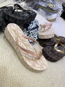 Thick-soled beach slippers anti-slip and versatile wedge and flip-flops to wear outside the beach in summer