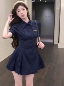 ชุดเดรสคอโปโลแขนพองสไตล์อเมริกันสำหรับผู้หญิง ฤดูร้อน 2024 ดีไซน์ใหม่ กระโปรงสั้นทรงเอ เอวสูง สไตล์นักศึกษา