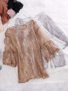 เสื้อยืดแขนสั้นผู้หญิงในช่วงฤดูร้อน เสื้อเชิ้ตคอวีลายลูกไม้ เสื้อคลุมผ้าตาข่าย เสื้อผ้าทำงานสไตล์ยุโรป ทรงหลวม แขนยาวปกติ