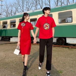 2025เสื้อผ้าตรุษจีนคู่ตรุษจีนชุดกี่เพ้าปักสีแดงชุดจีนฝ้ายลินินฮันฟูผู้ชายเด็กผู้หญิงแขนสั้นเสื้อยืดท็อปแบบตัวสั้นผู้หญิงชุดคู่ชุดเดรสกี่เพ้ากี่เพ้าคู่เซ็ตคู่คอร์ฟู