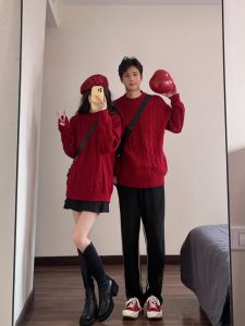 เสื้อสเวตเตอร์ถักสีแดงสำหรับคู่รัก ฤดูใบไม้ร่วง/ฤดูหนาว เสื้อผ้าสำหรับต้อนรับปีใหม่ ผ้าผสมอะคริลิก แขนยาว ปกกลม ปกติ