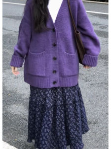 YUEZHONGWEI | เสื้อคาร์ดิแกนถักคอวีสีม่วงสไตล์ย้อนยุคสำหรับผู้หญิง ฤดูใบไม้ร่วง 2025 เสื้อคลุมกันหนาวแบบหลวมๆ สไตล์ลำลอง เสื้อคลุมกันหนาวถัก