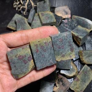 Batu ruby tadulako/bahanan ruby tadulako/lempengan batu ruby tadulako/bongkahan batu ruby tadulako 100% batu alam natural