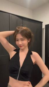 Catalog Fashion เสื้อครอปแขนกุดเว้าลึก 3 สี คอปกมีซิปหน้า อกย่น