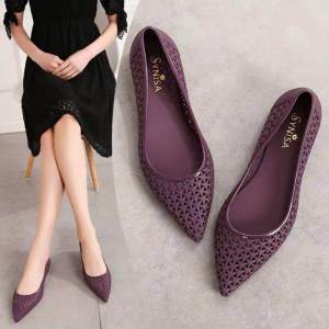 New Summer Pointed Toe Woven Jelly Sandals Soft Plastic Hollow out Beach Shoes Roman Holiday Flat Bottom Fashionable Casual