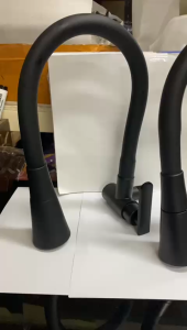 kran angsa tembok cuci piring fleksibel hitam 37A / keran air dapur stainless murah kepala saringan terompet