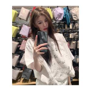 T-Shirt Wanita Lengan Pendek Putih Ukuran Besar  Motif Huruf & Gambar Tangan Retro  Katun Tipis Bernapas Premium  Desain Streetwear Longgar Slim Fit Tren Musim Panas 2025  Gaya Eropa - Amerika  Modis  Pakaian  Manis dan keren  Kerah bulat  Nyaman  Tops