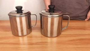 หม้อกรองน้ำมันสแตนเลส ถ้วยกรองน้ํามัน 1.3L คุณภาพสูง แบบหนา ทนความร้อนได พร้อมฝาปิด ถูกสูงอร่อยของถูกสุขอนามัยยิ่งของคุณ