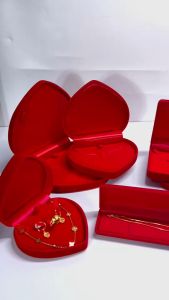 กล่องกํามะหยี่ รูปหัวใจ (ไซร์กลาง) ใส่เครื่องประดับ แหวน ต่างหู สร้อยคอ สีแดงภายในแดง