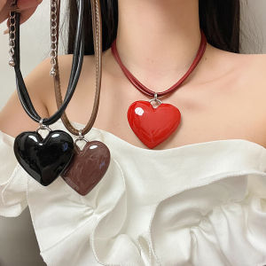 Retro Red Large Heart Rope Necklace Womens Luxury Sensation Clavicle Chain Sweet Cool Versatile Choker Necklace Fashion Jewelry