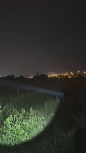 Đèn pin siêu sáng 98Kpro đèn bin cầm tay hợp kim nhôm chống nước chiếu xa 935m led SBT90 2840 lumen với pin 21700