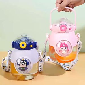 Botol Minum Anak 900ML Tali Sedotan Anti Tumpah Motif Boneka Kapsul Luar Angkasa Kartun Lucu